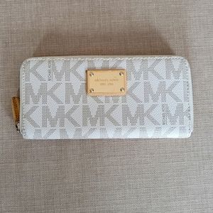 Micheal Kors full size wallet